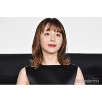 平野綾、美背中大胆披露のドレス姿で38歳誕生日報告「視線が奪われる」「うっとりするほど綺麗」の声