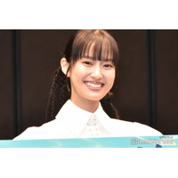 恒松祐里、膝上ミニで美脚スラリ「スタイル抜群」「妖精みたい」と反響