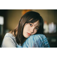 乃木坂46大越ひなの、ドキッとするまなざしで魅せる！ノスタルジックなロケーションでグラビアに挑戦