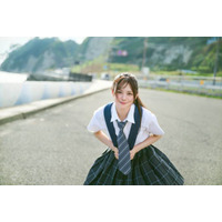 AKB48伊藤百花、圧倒的な“美少女感”あふれる制服SHOTを披露！鎌倉を舞台に自然体の魅力が光る