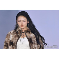 櫻坂46山崎天、ミニ丈×ニーハイブーツで美脚見せ 圧巻オーラ放つ【ガルアワ2025AW】