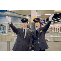 INI後藤威尊＆佐野雄大、1日駅長に就任 コラボ車両“マジラピ号”に興奮「背筋が伸びていた気がします」