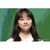 影山優佳、ミニスカ姿で抜群スタイル際立つ「大人可愛い」「小顔すぎる」の声