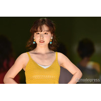 久住小春、オフショル×ミニスカ冬コーデで美肩＆美脚全開「色っぽい」「スタイル良すぎる」と反響