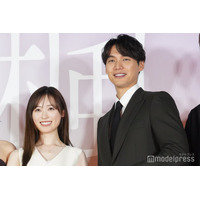 福士蒼汰＆福原遥、腕組みでジャパンプレミア登壇 福原は「初出し」の秘密告白【楓】