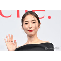 MEGUMI、パリで美脚際立つブラックコーデ披露「色っぽい」「スタイル抜群」と反響