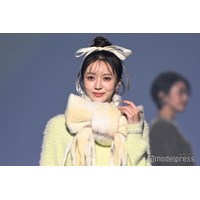 リボンに囲まれた小林由依に「反則級の可愛さ」と絶賛の声【TGC広島2025】