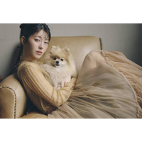 浜辺美波、愛犬たちとのモードなカットを披露！「わんこと巡る1年」コンセプトのカレンダー発売決定