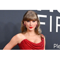 テイラー・スウィフト、胸元大胆見せミニドレス姿に反響「着こなせるのすごい」「美しさに磨きがかかってる」