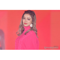 せいせい、超ミニ丈タイトワンピから胸元ちらり「美脚全開」「骨格が理想」と反響