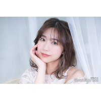 元AKB48メンバー、膝上ワンピ×ロングブーツで美脚披露 紅葉満喫コーデに「冬の最強コーデ」「萌え袖にキュン」と反響