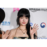 LE SSERAFIMウンチェ、デコルテ全開のオフショルミニドレス姿「女神様」「圧巻のオーラ」と反響