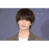 M!LK佐野勇斗「ずっと憧れてた車に乗れたぞ」運転席ショットに驚きの声「左ハンドルかっこよすぎ」「映画みたい」最初に助手席乗せた人も明かす