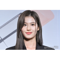 TWICEサナ、へそ出し＆美脚全開のアメカジコーデ披露「眩しすぎる美貌」「憧れのスタイル」と反響