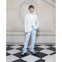 横浜流星、シルバーヘアで雰囲気一変 吉沢亮・北村匠海ら「ディオール」ウィンターコレクション登場