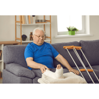 仕事で骨折した祖父…孫の一言「じいじ、痛いんだよね」に涙→孫が取った行動に「大喜び」