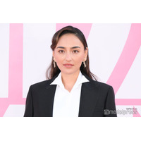 長谷川潤、美背中開放の水着ショット・子どもとのキスショット公開「ため息が出るほど綺麗」「大人の色気がすごい」と反響