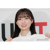 AKB48メンバー、透け感タイツ×ルーズソックスのディズニーコーデ披露「可愛すぎてお城より目立ってる」と反響