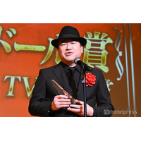 佐藤二朗「爆弾」キャストが祝福駆けつけ熱い抱擁 受賞を最初に伝えたいのは「妻」と即答【2026年エランドール賞】