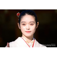 高石あかり、美背中際立つドレス姿に反響「美しすぎて二度見した」「シルエット綺麗」