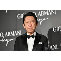 布袋寅泰「暖炉の炎の横で読書をしたり映画を観たり」ギター置かれたロンドン自宅公開「部屋までかっこいい」「絵になりすぎる」と反響