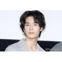 塩野瑛久「ダウンタイム」鼻テーピング＆ぱっちり二重のドラマオフショット公開「再現度すごい」「可愛すぎ」と反響