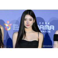 MEOVVアンナ、ベッドで美脚全開「スタイル良すぎ」「白コーデが眩しい」の声