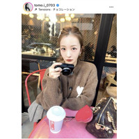 板野友美、キュートなブラウンニット×ポニテSHOTに反響「可愛すぎて尊い」「存在が映えてる」