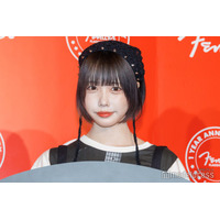 あの、オーバーサイズトップス×ミニ丈コーデで美脚スラリ「センスの塊」「スタイル抜群」の声