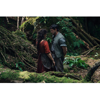 「野性的で反抗的、パンクな印象」A24御用達デザイナーが語るジェシー・バックリーを彩る真紅ドレスの秘密『ハムネット』