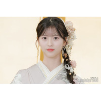 AKB48初“研究生センター”、ミニスカワンピから美脚際立つ「ビジュ優勝」「脚長くて綺麗」の声