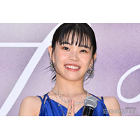 アイナ・ジ・エンド、夕陽バックの美脚ショット公開「映画のワンシーンみたい」「幻想的な雰囲気」と反響