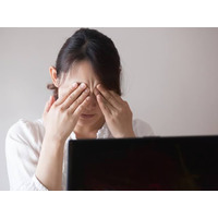 「まだ老眼じゃないはず」でも、夕方になると目がかすむ30〜40代女性に起きていることとは