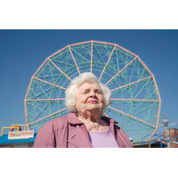 スカーレット・ヨハンソン初監督作は94歳の老婦人が主役『エレノアってグレイト。』公開決定　初映像も解禁