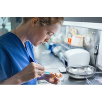 「傑作」とSNSで絶賛！人手不足の病棟で看護師フロリアが冷静かつ正確にマルチタスクこなす『ナースコール』本編映像