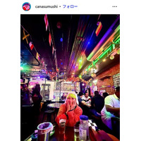 EXILE NESMITHの妻・かなす、“ド派手”マタニティフォト披露「カラフルで可愛い」「お腹の招き猫も良すぎ」と反響