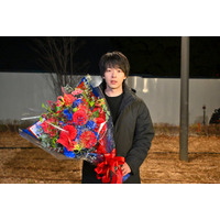 中村倫也「DREAM STAGE」クランクアップに池田エライザら駆けつける NAZEはオールアップで涙ぐむ