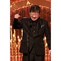 佐藤二朗「爆弾」で最優秀助演男優賞 涙流す山田裕貴と固い握手【第49回日本アカデミー賞】