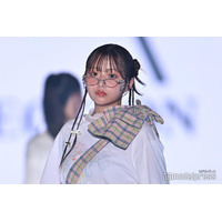 希空、お団子ヘア×メガネが可愛い レイヤードスタイル着こなす【TGC2026 S/S】