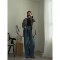 チェック柄ジャケットを味方に。インナーで遊び心を添えた大人のデニム着こなし【40代の毎日コーデ】