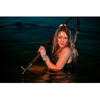 “サメ大好き”デンジャラス船長＆絶対絶命の主人公捉える『デンジャラス・アニマルズ 絶望海域』場面写真