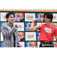 JO1佐藤景瑚、イベントで学ラン脱ぎ筋肉披露 豆原一成は憧れの眼差し「めっちゃかっこいいです」