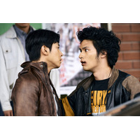 水上恒司＆東方神起 ユンホ、一触即発のにらみ合い『TOKYO BURST-犯罪都市-』“新宿サバイバル”カット一挙解禁