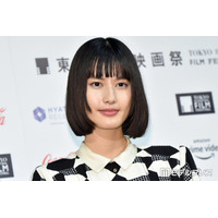 橋本愛、顔ピアス＆ミニスカタイツコーデに絶賛の声「ショートヘアがイケメンすぎる」「オーラが半端ない」