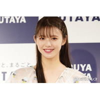 鈴木ゆうか、美脚全開のフリルミニパンツ姿に熱視線「シルエット最強」「透明感すごい」