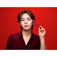 Hey! Say! JUMP山田涼介「メイベリン」新CMで大人の魅力漂う 情熱的な眼差しが新曲「Gravity Love」とシンクロ