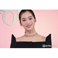 「鬼の花嫁」片岡凜、ミニワンピ×白タイツで美脚スラリ「オーラがすごい」「鮮やかな赤が似合う」と絶賛の声