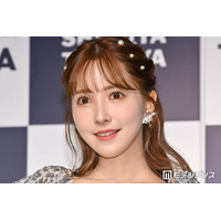 三上悠亜、ショート丈のピッタリトップスから美ウエストチラリ「大人可愛い」「おしゃれ上級者のコーデ」と絶賛の声