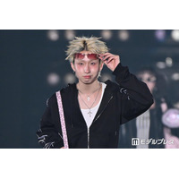 「今日好き」MON7A（もんた）、ジャージ×ピンク小物の平成ギャルファッションでランウェイ【関コレ2026S/S】