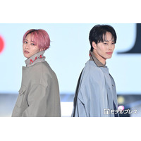 超特急シューヤ＆マサヒロ“チャーはん”コンビ、春っぽコーデでペアランウェイ 背中合わせに黄色い歓声【ガルアワ2026SS】